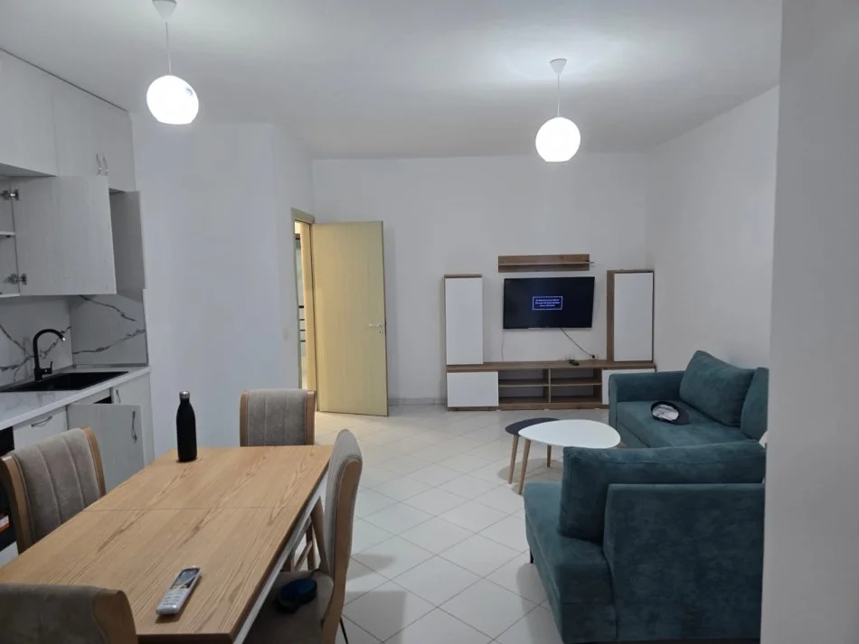 Tirane, jepet me qera apartament 1+1+Ballkon Kati 7, 65 m² 450 € (Yzberisht, prane E 88)