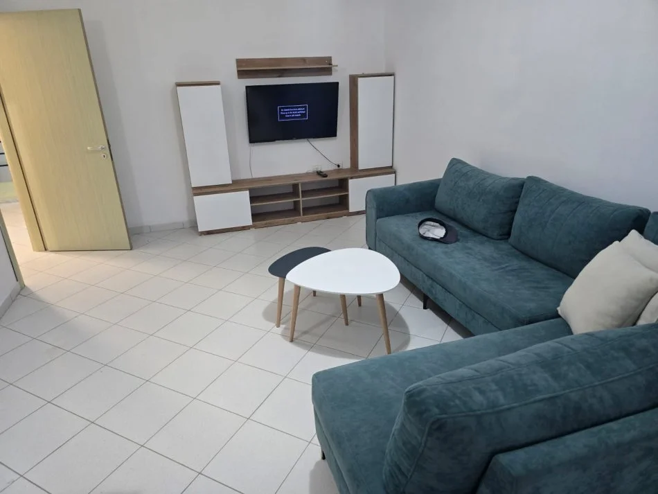 Tirane, jepet me qera apartament 1+1+Ballkon Kati 7, 65 m² 450 € (Yzberisht, prane E 88)