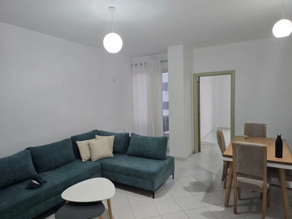Tirane, jepet me qera apartament 1+1+Ballkon Kati 7, 65 m² 450 € (Yzberisht, prane E 88)