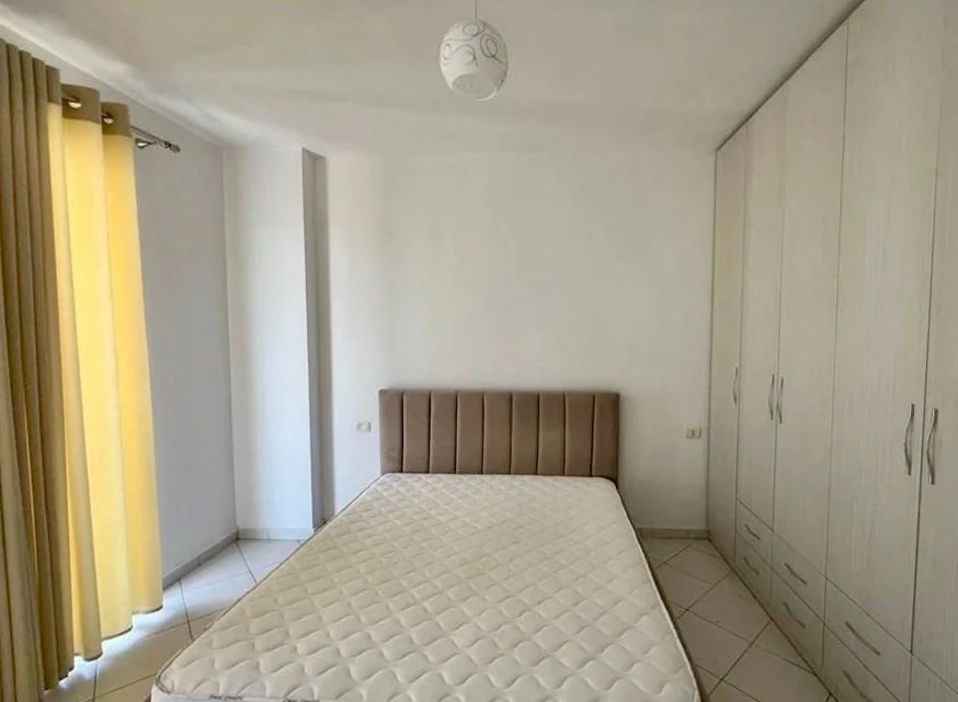 Tirane, jepet me qera apartament 1+1+Ballkon Kati 7, 65 m² 450 € (Yzberisht, prane E 88)