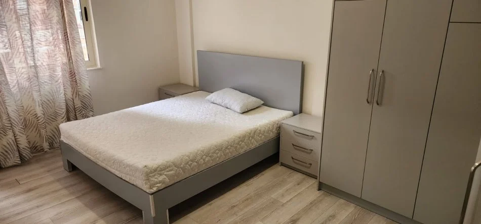 Tirane, jepet me qera apartament 2+1+Ballkon Kati 5, 90 m² 480 € (rruga sylejman delvina)