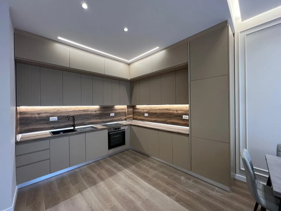 Tirane, jepet me qera apartament 1+1+Ballkon Kati 5, 68 m² 850 € (Bulevardi Gjergj Fishta)