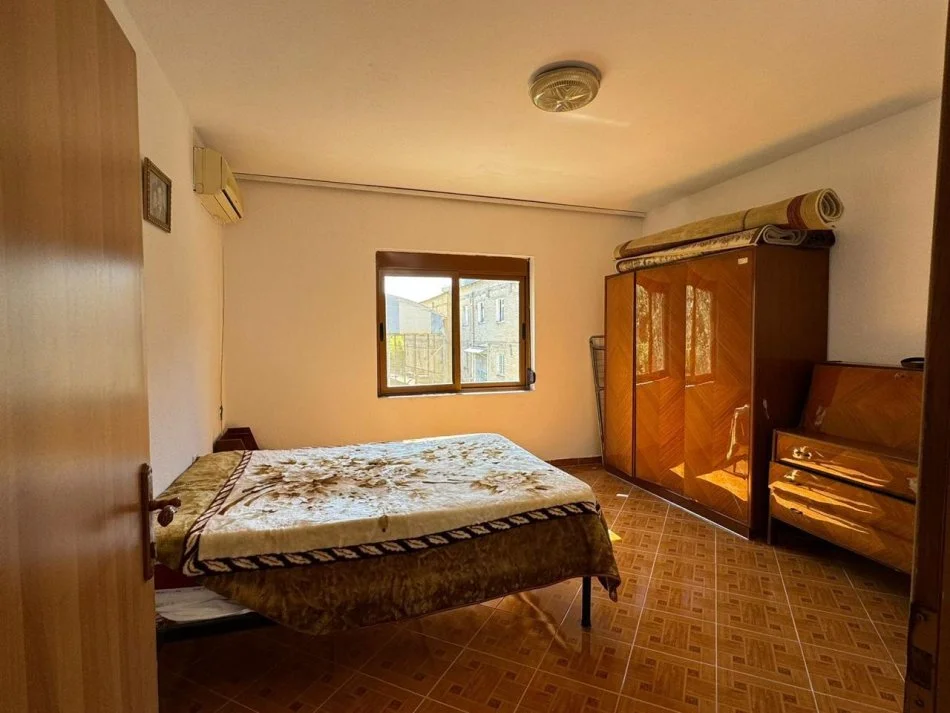 Tirane, jepet me qera apartament 2+1 Kati 2, 400 € (Tek shkolla Bajram Curri)