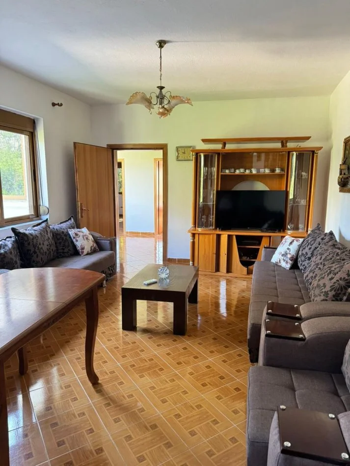 Tirane, jepet me qera apartament 2+1 Kati 2, 400 € (Tek shkolla Bajram Curri)