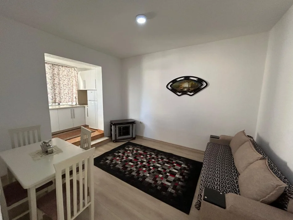 Tirane, jap me qera apartament 3+1 Kati 1, 100 m² 500 € (rruga stavri themeli)