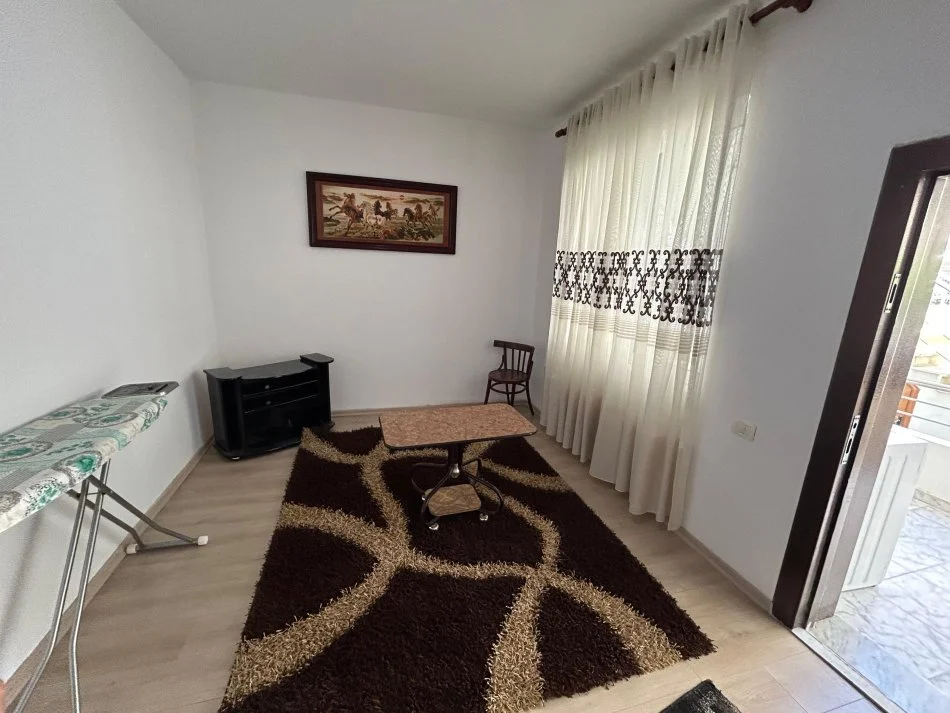 Tirane, jap me qera apartament 3+1 Kati 1, 100 m² 500 € (rruga stavri themeli)