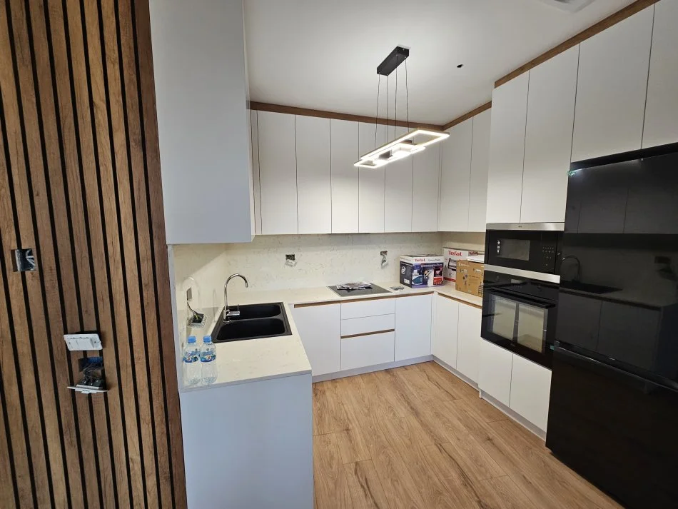 Tirane, jepet me qera apartament 2+1+Ballkon Kati 10, 130 m² 2.000 € (Lake View)