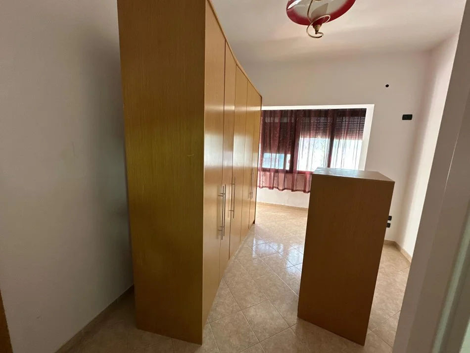 Tirane, jepet me qera apartament 1+1+Ballkon Kati 4, 65 m² 400 € (rruga e kavajes)