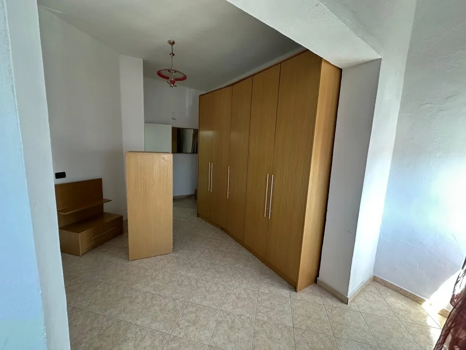 Tirane, jepet me qera apartament 1+1+Ballkon Kati 4, 65 m² 400 € (rruga e kavajes)