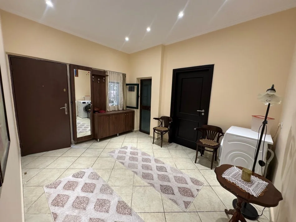 Tirane, jap me qera apartament 2+1 Kati 1, 80 m² 450 € (rruga don bosko)