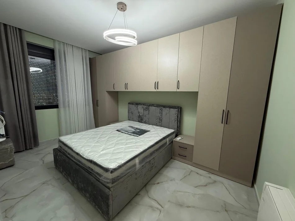 Tirane, jepet me qera apartament 1+1+1 post parkim Ballkon Kati 2, 73 m² 600 € (Selite)