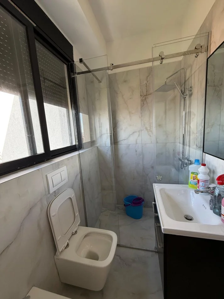 Tirane, jepet me qera apartament 1+1+1 post parkim Ballkon Kati 2, 73 m² 600 € (Selite)