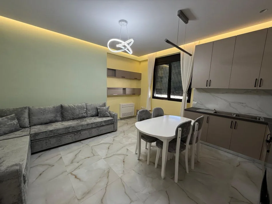 Tirane, jepet me qera apartament 1+1+1 post parkim Ballkon Kati 2, 73 m² 600 € (Selite)