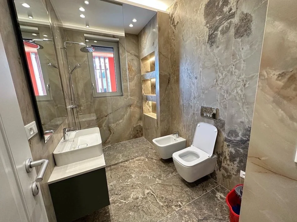 Tirane, jap me qera apartament 2+1+Ballkon Kati 2, 100 m² 1.200 € (rruga muhamet gjollesha)