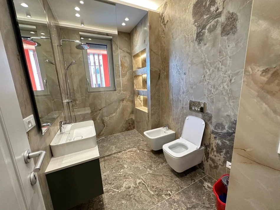 Tirane, jap me qera apartament 2+1+Ballkon Kati 2, 100 m² 1.200 € (rruga muhamet gjollesha)