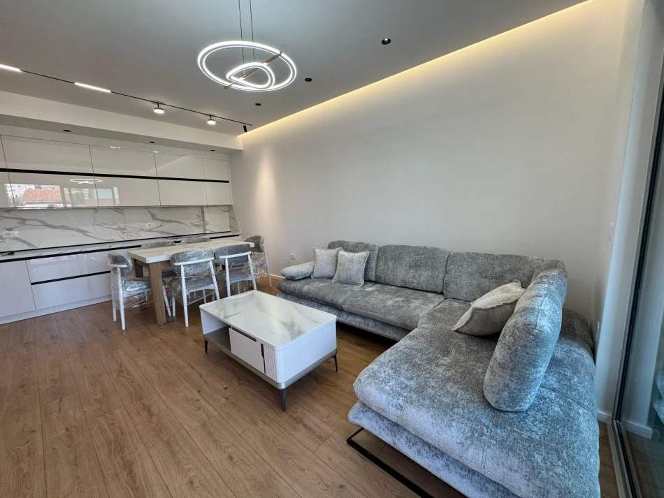 Tirane, jepet me qera apartament 2+1+Ballkon Kati 2, 100 m² 750 € (rruga e dafinave)