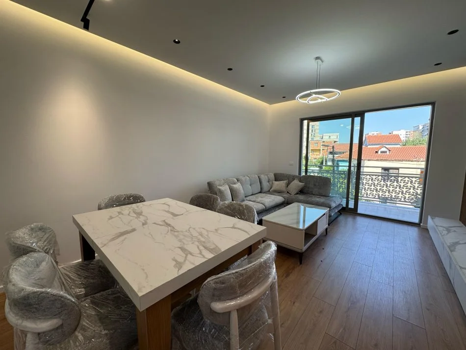 Tirane, jepet me qera apartament 2+1+Ballkon Kati 2, 100 m² 750 € (rruga e dafinave)