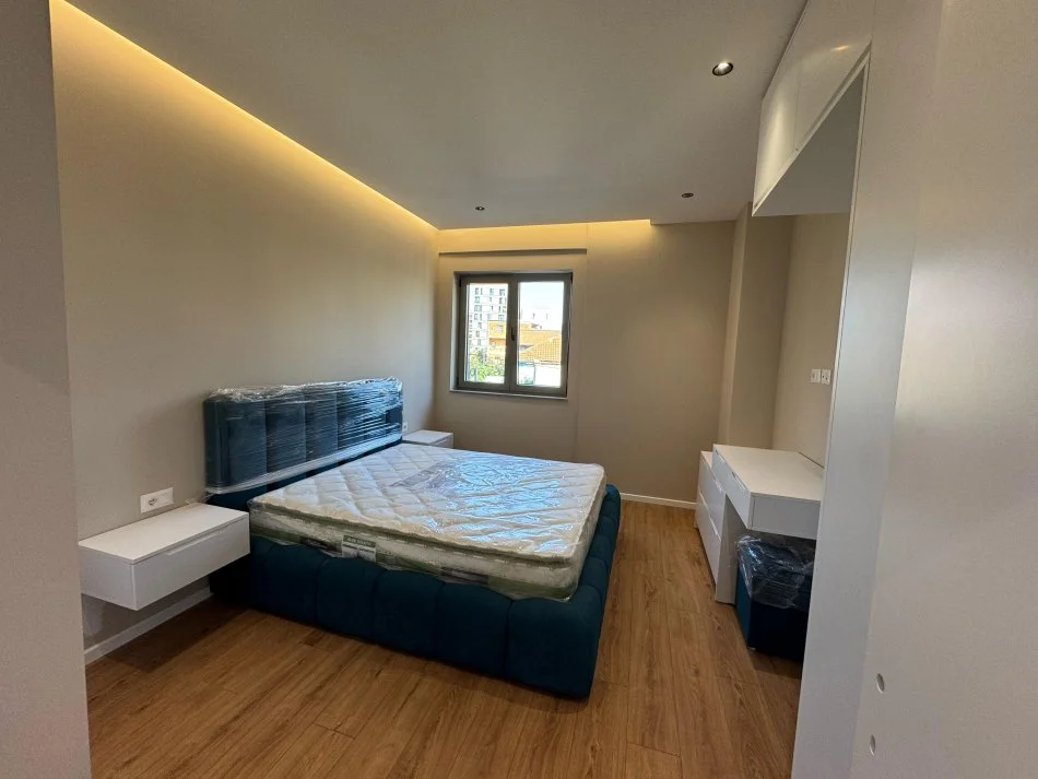 Tirane, jepet me qera apartament 2+1+Ballkon Kati 2, 100 m² 750 € (rruga e dafinave)