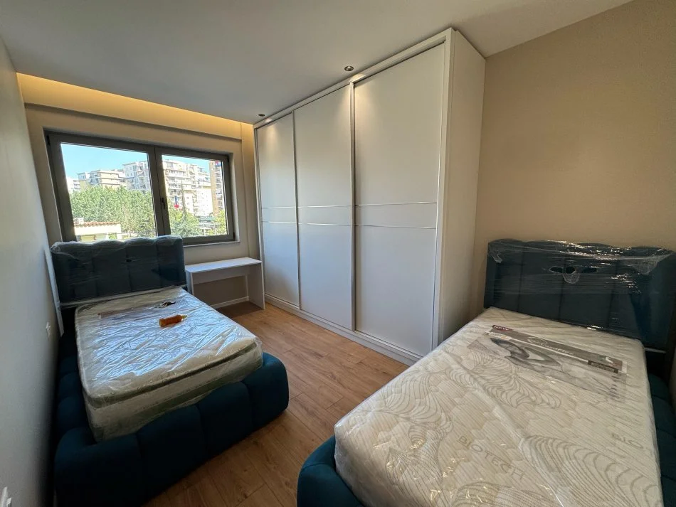 Tirane, jepet me qera apartament 2+1+Ballkon Kati 2, 100 m² 750 € (rruga e dafinave)