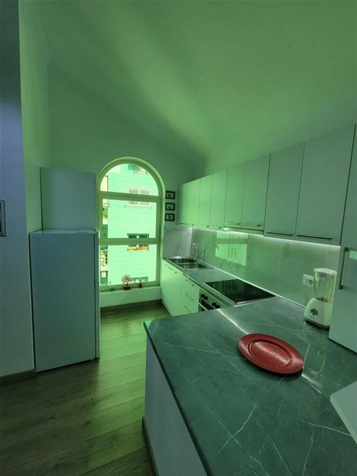 Tirane, jepet me qera apartament 2+1 Kati 3, 80 m² 500 € (Zogu i zi, prane bllokut te ambasadave)