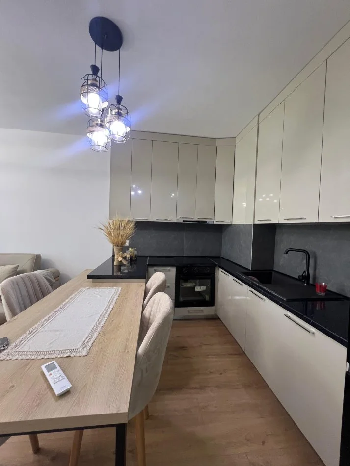 Tirane, jepet me qera apartament 1+1 Kati 3, 60 m² 500 € (Bulevardi i Ri), I arreduar ne menyre moderne, i pabanuar me pare!