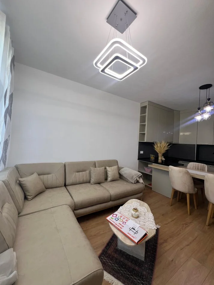 Tirane, jepet me qera apartament 1+1 Kati 3, 60 m² 500 € (Bulevardi i Ri), I arreduar ne menyre moderne, i pabanuar me pare!