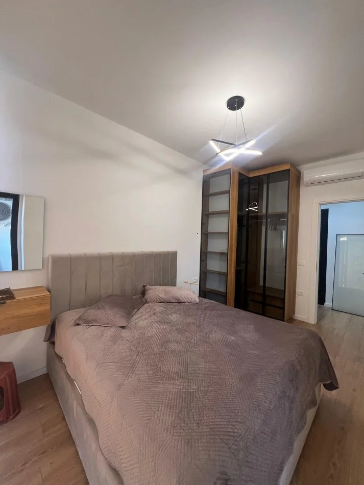 Tirane, jepet me qera apartament 1+1 Kati 3, 60 m² 500 € (Bulevardi i Ri), I arreduar ne menyre moderne, i pabanuar me pare!