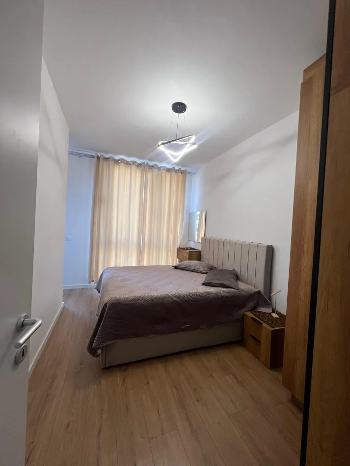 Tirane, jepet me qera apartament 1+1 Kati 3, 60 m² 500 € (Bulevardi i Ri), I arreduar ne menyre moderne, i pabanuar me pare!