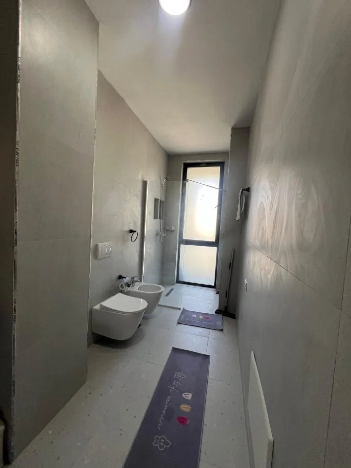 Tirane, jepet me qera apartament 1+1 Kati 3, 60 m² 500 € (Bulevardi i Ri), I arreduar ne menyre moderne, i pabanuar me pare!