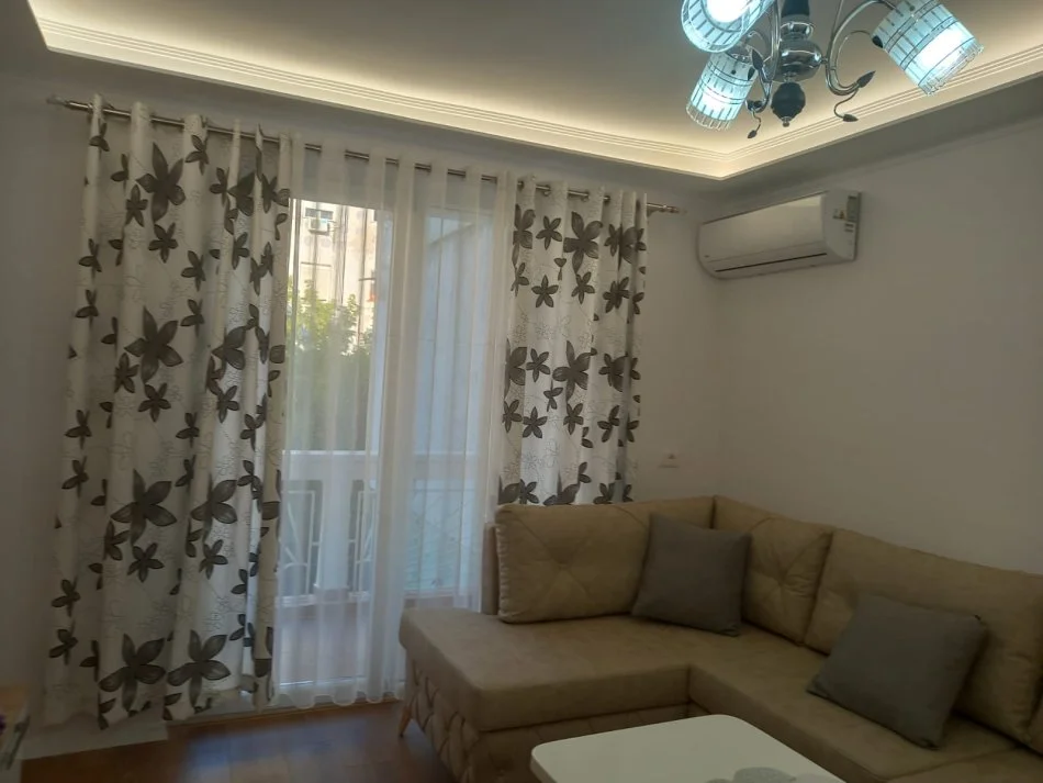 Tirane, jepet me qera apartament 2+1 Kati 3, 80 m² 600 € (Perballe deres se shkolles Harry Fultz)
