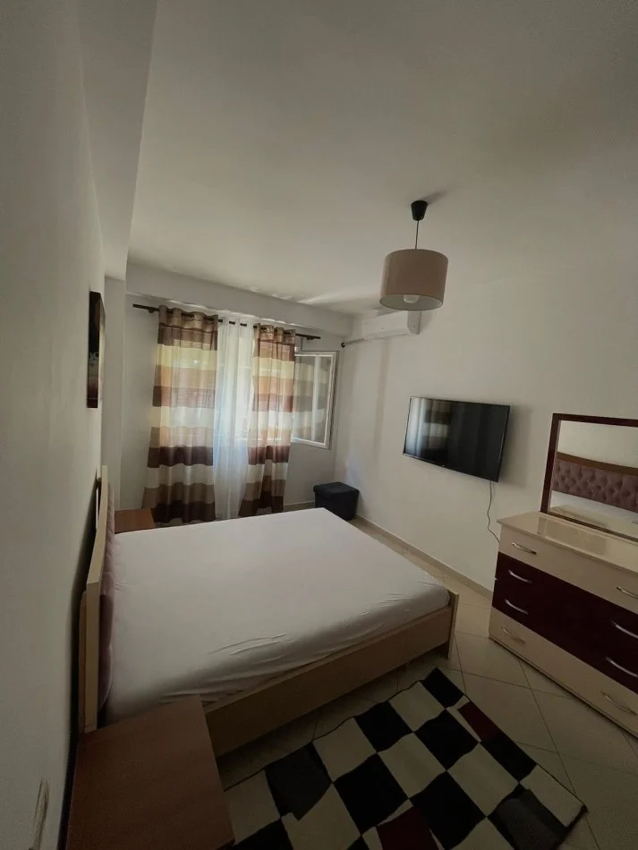 Tirane, jepet me qera apartament 1+1+Ballkon Kati 4, 70 m² 400 € (bill klinton)