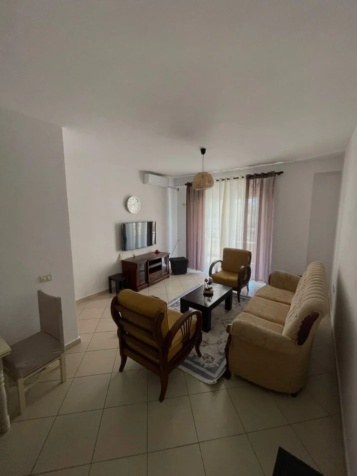 Tirane, jepet me qera apartament 1+1+Ballkon Kati 4, 70 m² 400 € (bill klinton)