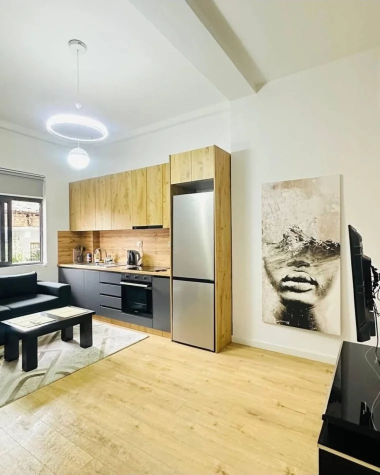 Tirane, jepet me qera apartament 1+1+Ballkon Kati 1, 60 m² 650 € (Pazari ri)