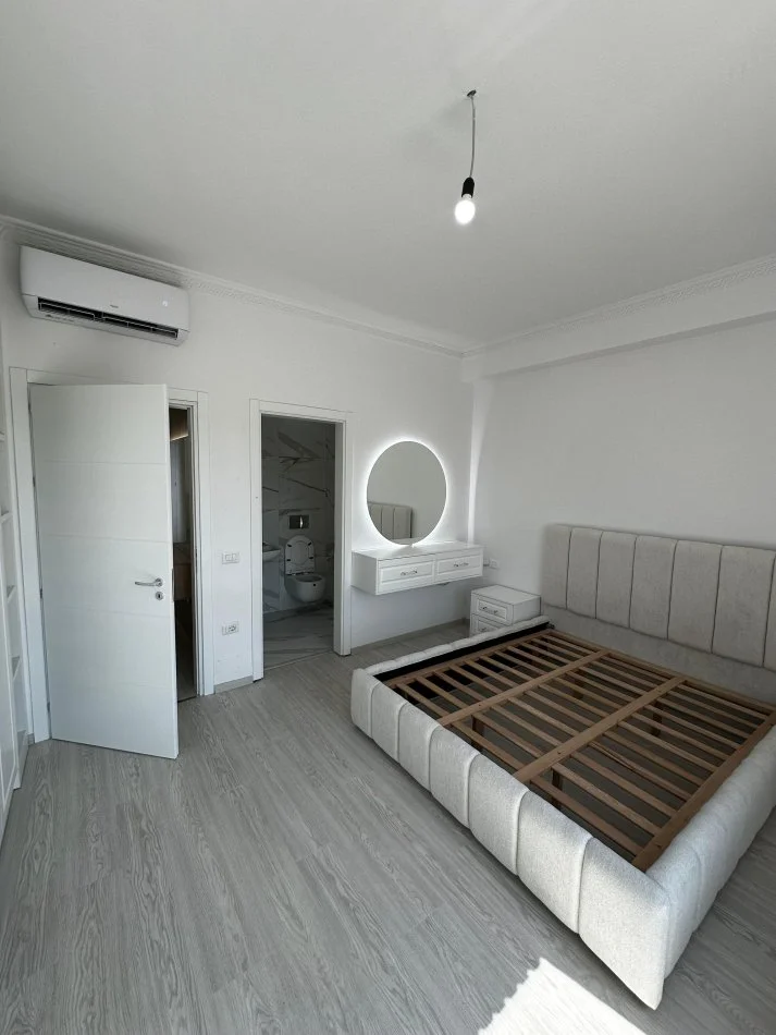 Tirane, jepet me qera apartament 2+1+Ballkon , 106 m² (Ish fusha aviacionit)
