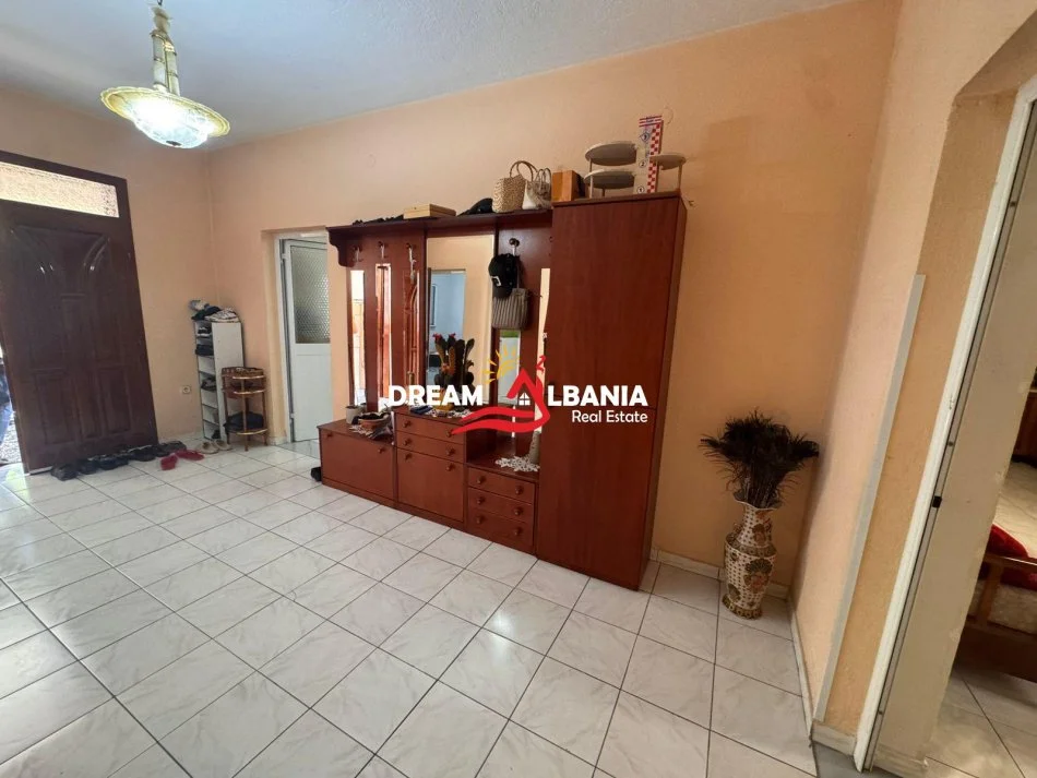 Tirane, jepet me qera apartament 3+1 Kati 1, 150 m² 500 € (tek Kodra e Priftit , prane Universitetit Europian)
