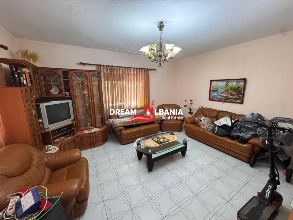 Tirane, jepet me qera apartament 3+1 Kati 1, 150 m² 500 € (tek Kodra e Priftit , prane Universitetit Europian)