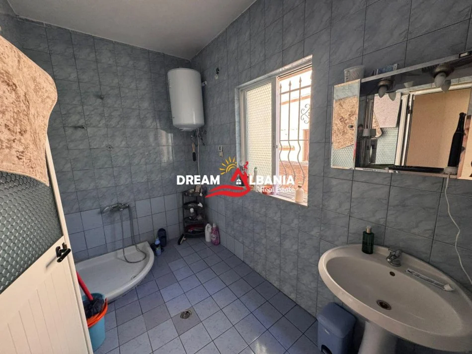 Tirane, jepet me qera apartament 3+1 Kati 1, 150 m² 500 € (tek Kodra e Priftit , prane Universitetit Europian)