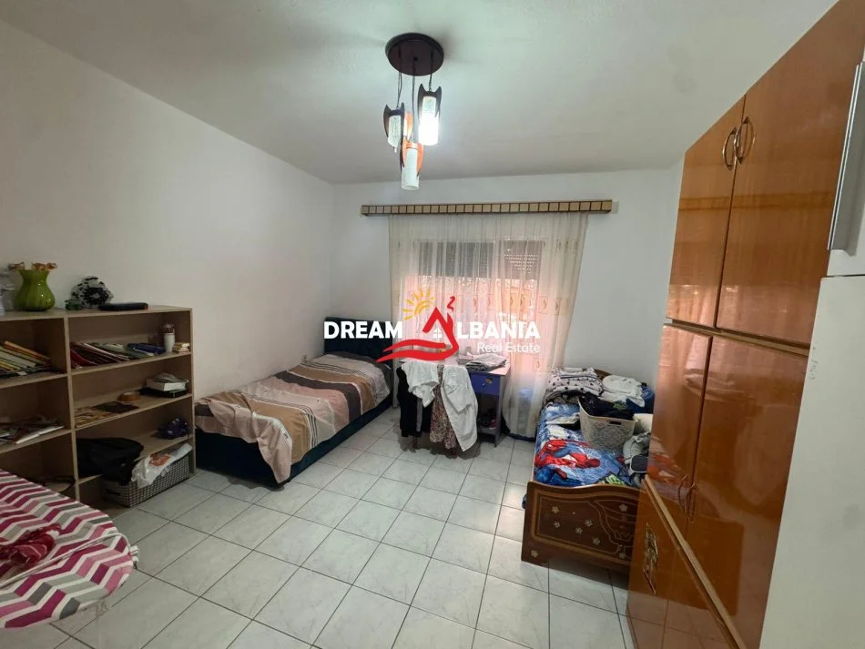 Tirane, jepet me qera apartament 3+1 Kati 1, 150 m² 500 € (tek Kodra e Priftit , prane Universitetit Europian)