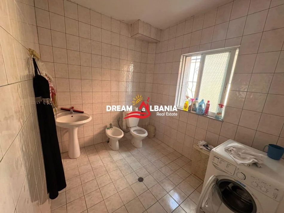 Tirane, jepet me qera apartament 3+1 Kati 1, 150 m² 500 € (tek Kodra e Priftit , prane Universitetit Europian)