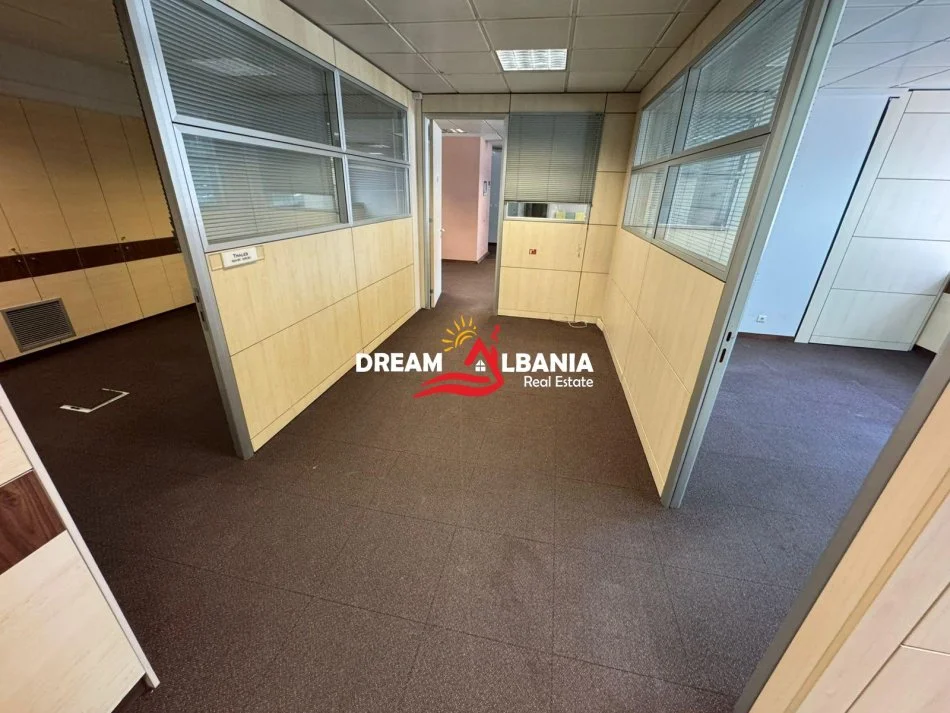 Tirane, jepet me qera zyre , 574 m² 13.770 € (ne Rrugen e Kavajes)