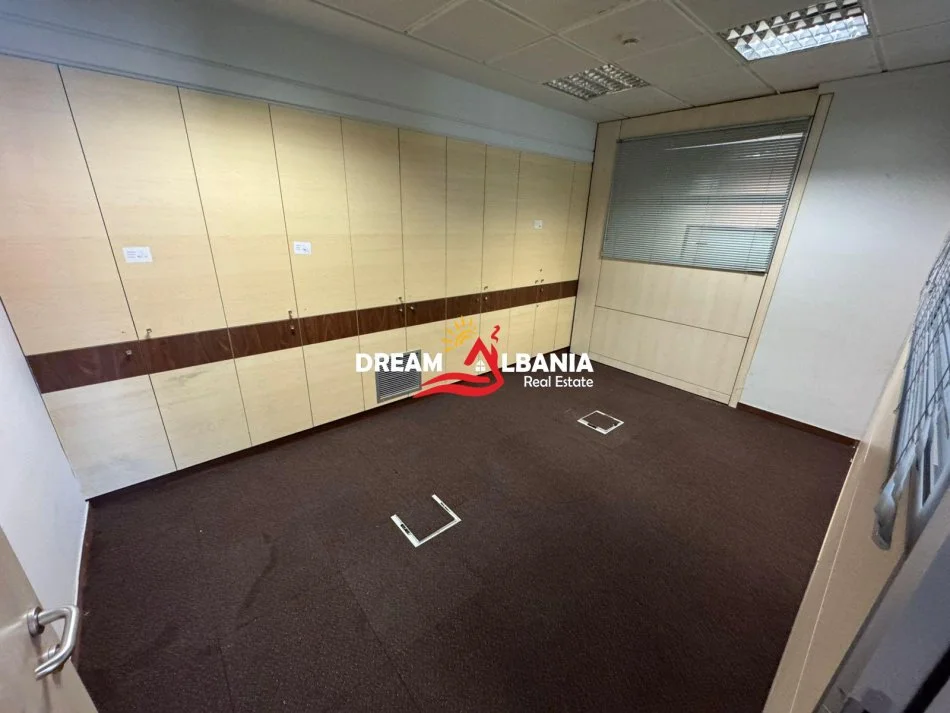 Tirane, jepet me qera zyre , 574 m² 13.770 € (ne Rrugen e Kavajes)