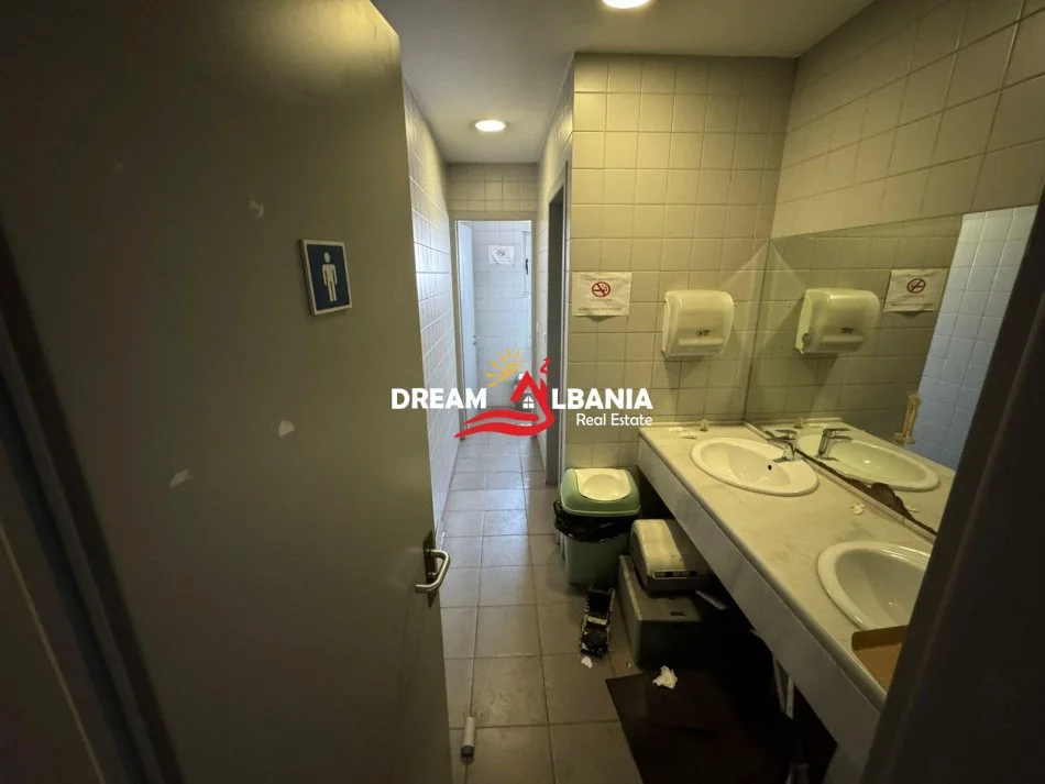 Tirane, jepet me qera zyre , 574 m² 13.770 € (ne Rrugen e Kavajes)