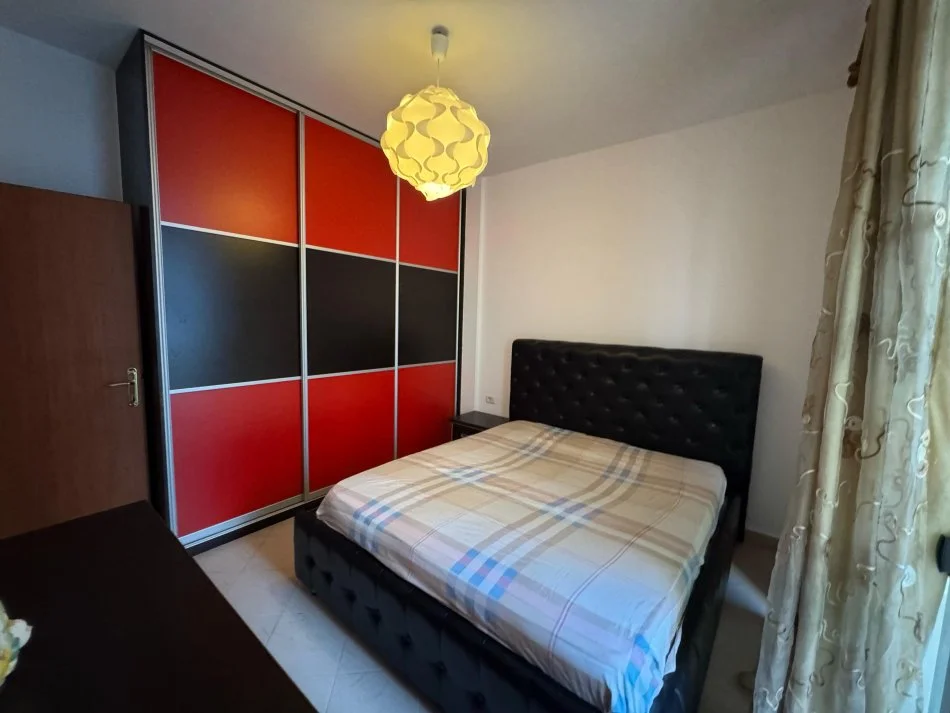 Tirane, jap me qera apartament 2+1+Ballkon Kati 2, 95 m² 400 € (rruga tre deshmoret)