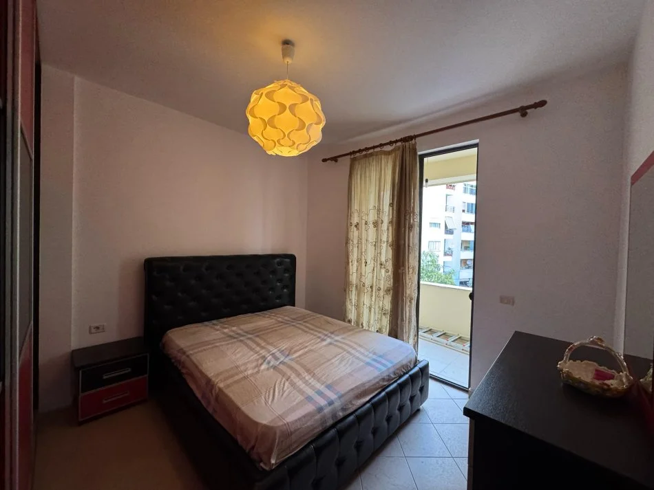 Tirane, jap me qera apartament 2+1+Ballkon Kati 2, 95 m² 400 € (rruga tre deshmoret)