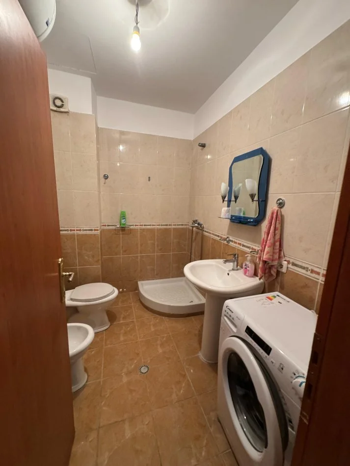 Tirane, jap me qera apartament 2+1+Ballkon Kati 2, 95 m² 400 € (rruga tre deshmoret)