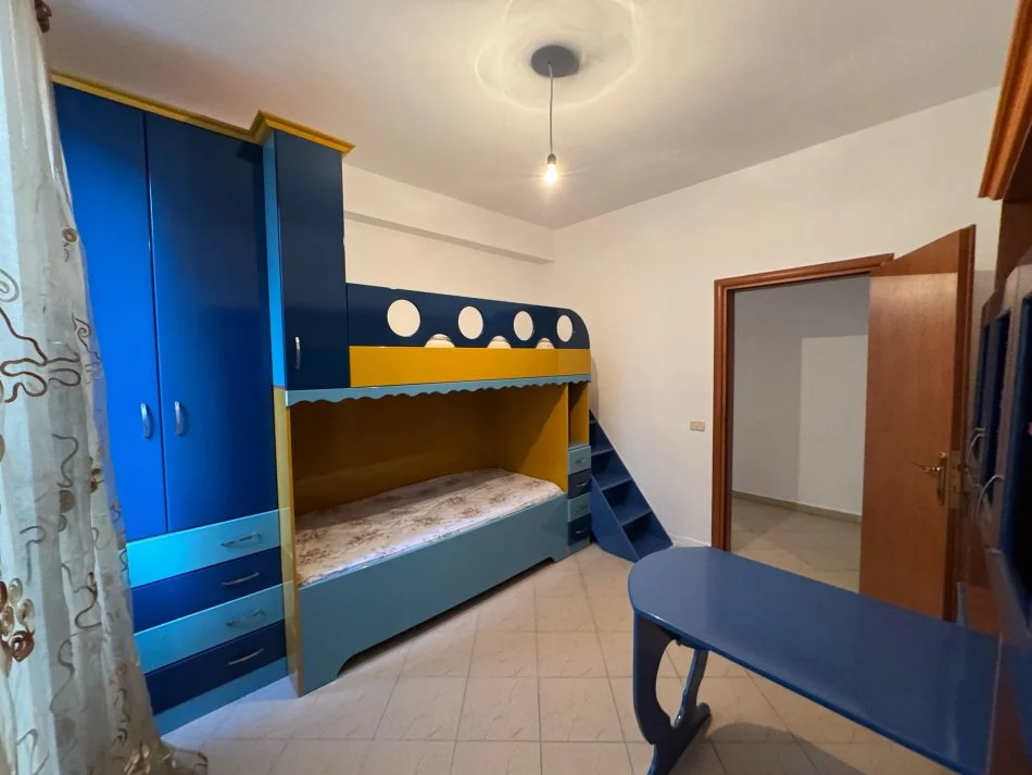 Tirane, jap me qera apartament 2+1+Ballkon Kati 2, 95 m² 400 € (rruga tre deshmoret)