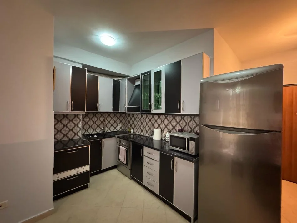 Tirane, jap me qera apartament 2+1+Ballkon Kati 2, 95 m² 400 € (rruga tre deshmoret)