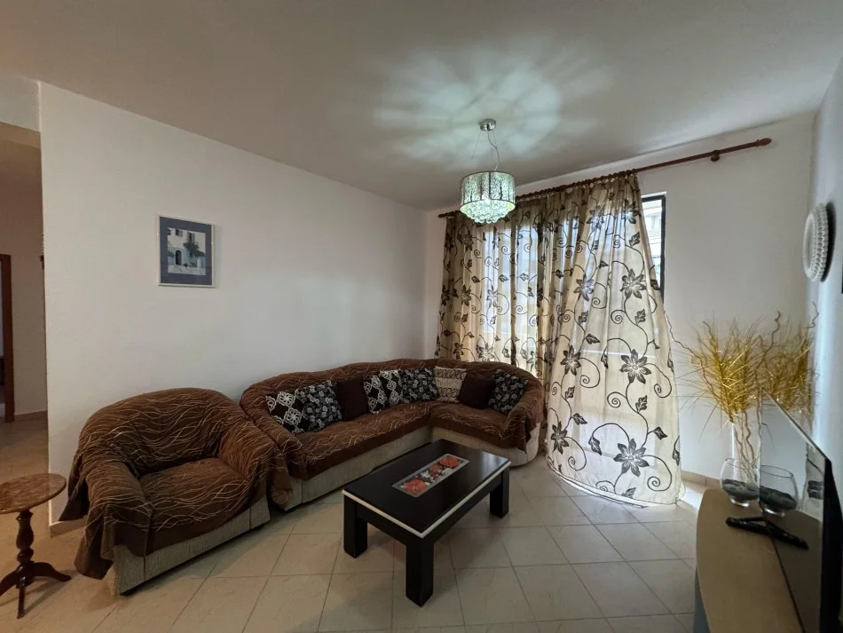 Tirane, jap me qera apartament 2+1+Ballkon Kati 2, 95 m² 400 € (rruga tre deshmoret)