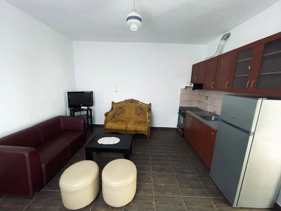 Tirane, jepet me qera apartament 1+1 Kati 1, 55 m² 300 € 