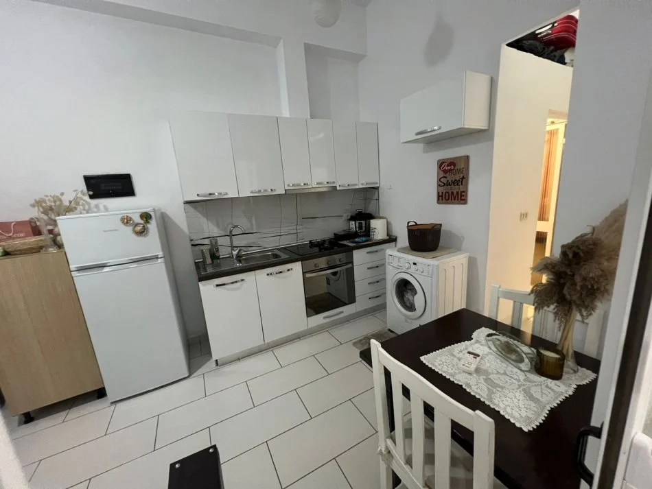 Tirane, jepet me qera apartament 1+1 Kati 1, 50 m² 350 € (RRAPO HEKALI)